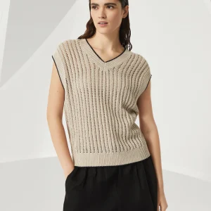 Vest with monili